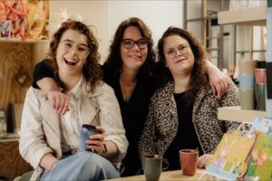 Elvira, Hester en Marieke over de winkel Buitengewoon Dichtbij in Middelstum